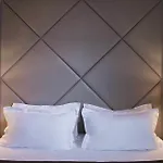 Longchamp Elysees Hotel