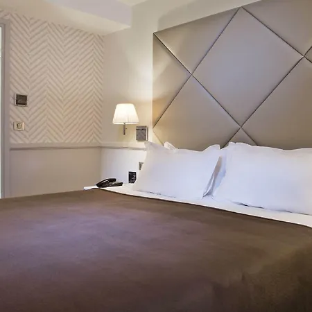 Hotel Longchamp Elysées Parigi