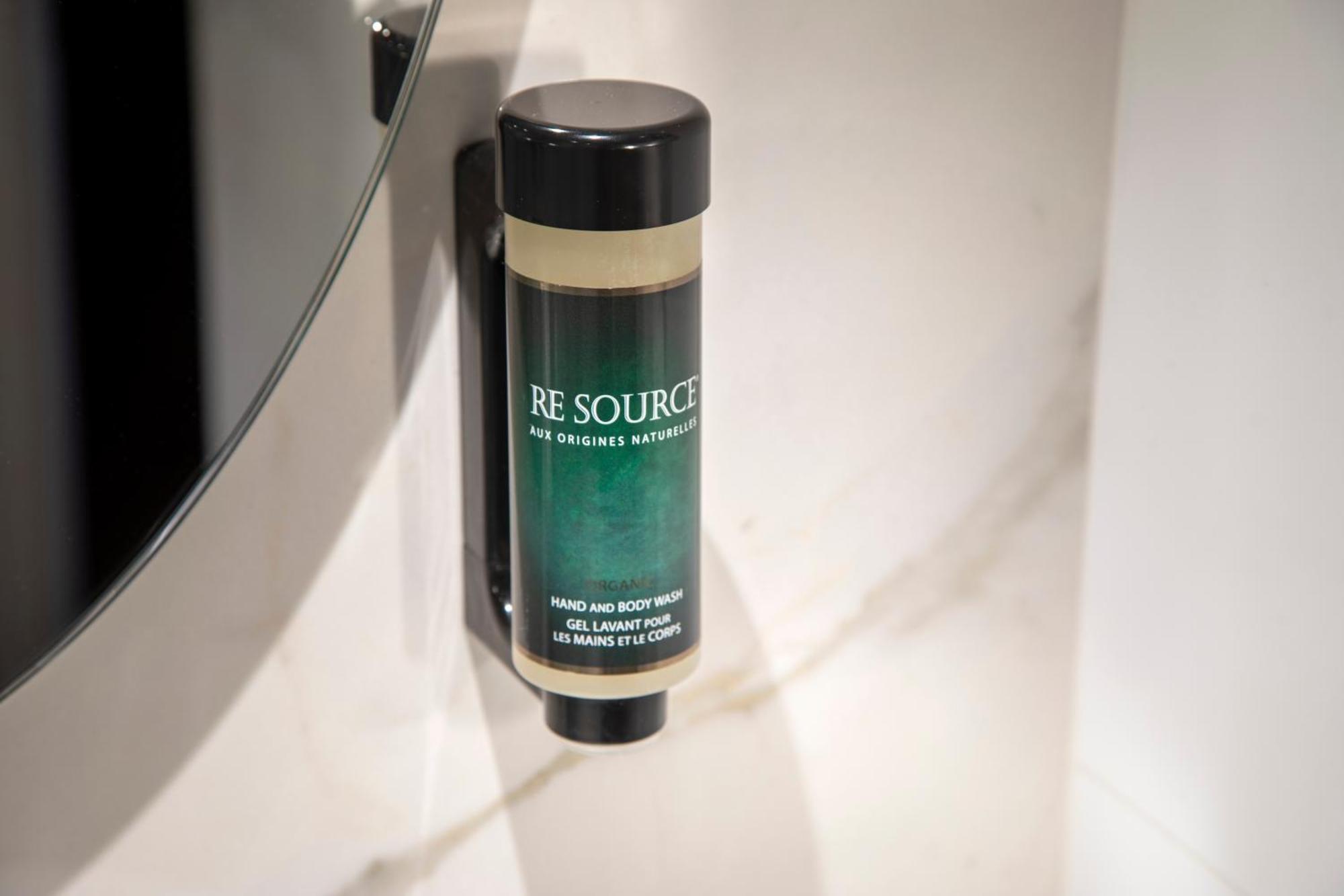 Longchamp Elysées Hotel